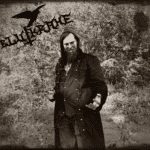 Blutkrähe Promo Bild 2 mit Schriftzug