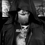 Blutkrähe im Umhang